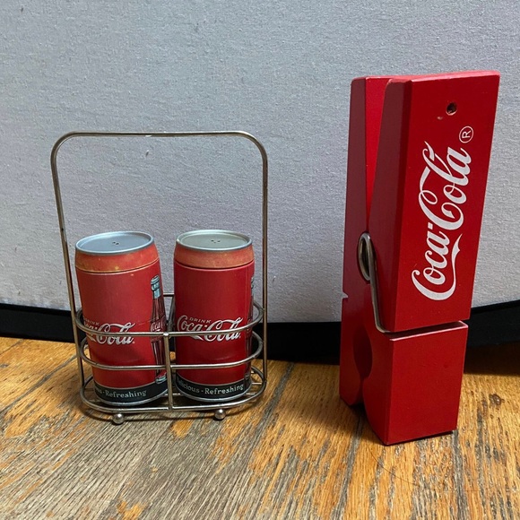 Coca Cola branded items - salt and pepper shaker with caddie giant clothes pin - Picture 2 of 11